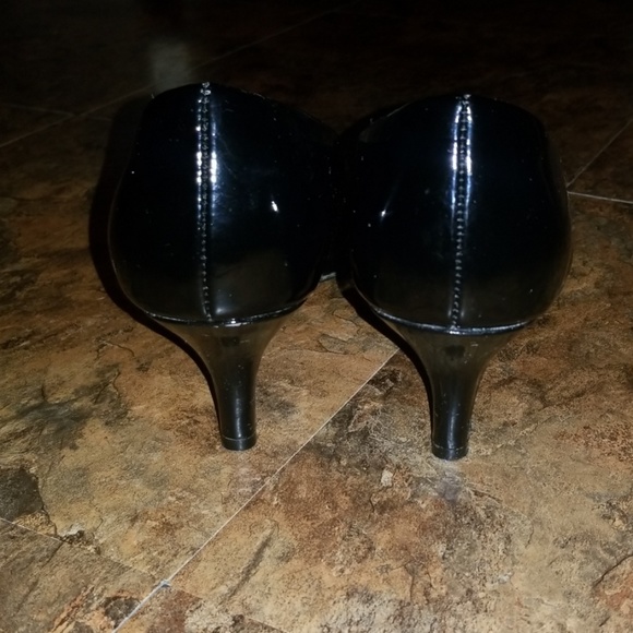 Black pointed toe heels - Picture 2 of 3